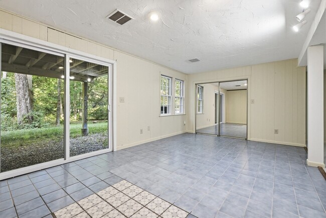 Building Photo - 146 Russet Ln