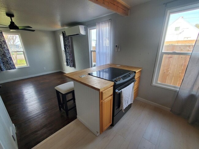 Building Photo - Remodeled 2-Bedroom Home in Roseburg