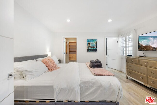 Building Photo - 5439 Carpenter Ave