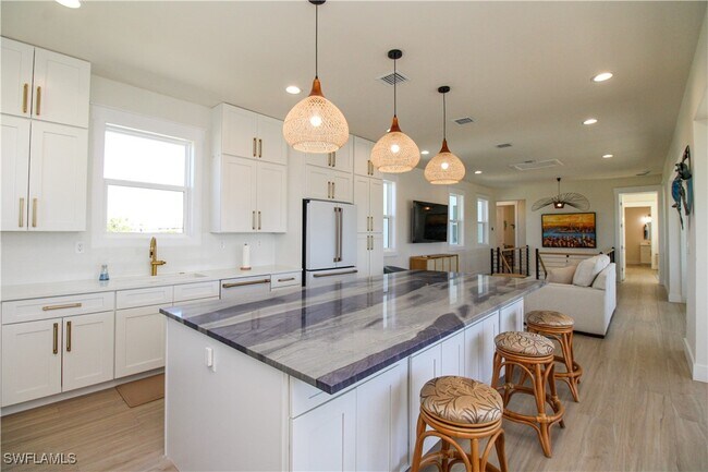 Building Photo - 4879 Esplanade St