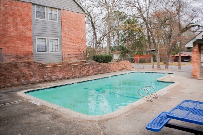 Building Photo - 2401 Sycamore Ave