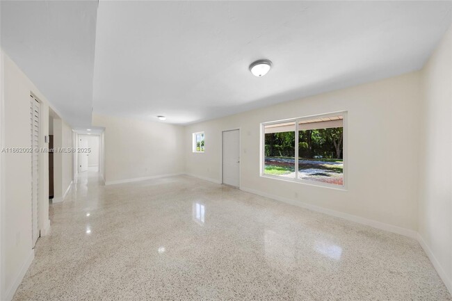 Building Photo - 1096 Raven Ave