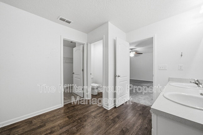 Building Photo - 7814 Meadow Walk Ln
