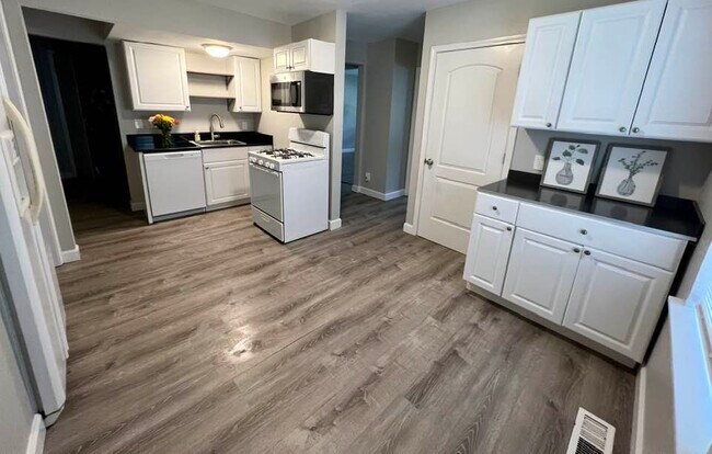 Building Photo - 2754 McCausland Ave