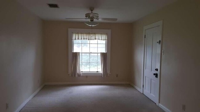 Building Photo - 316 1/2 E 7th Street Unit