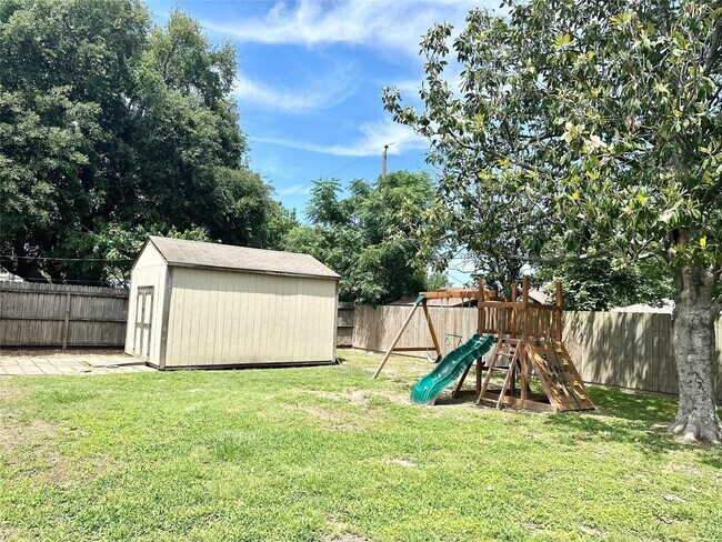 Building Photo - 1126 E Dartmouth Ln