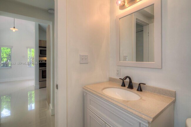 Building Photo - 14935 NE 11th Ct