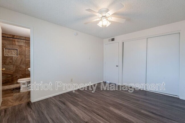 Building Photo - 1609 W Voltaire Ave