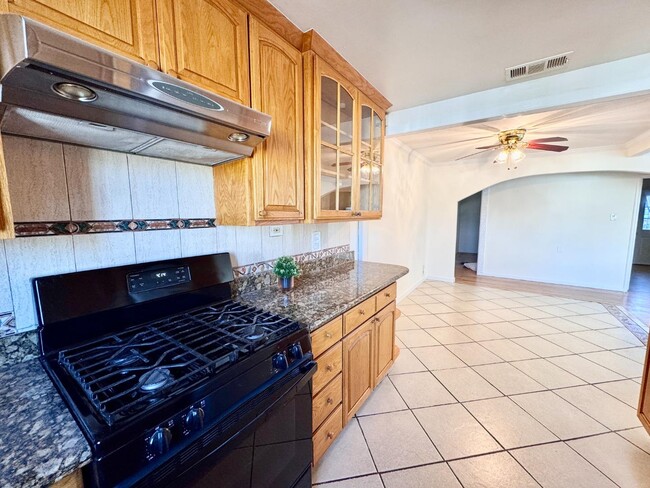 Building Photo - 415 Wisteria Dr