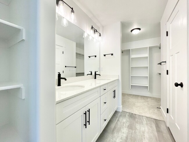 Building Photo - Gorgeous Townhome at Mountain Ridge!