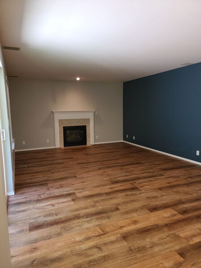 Building Photo - 2056 Doe Dr