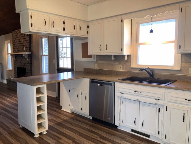 Building Photo - Beautiful  4 bedroom Remodeled Home in Ravenwood  Springfield MO