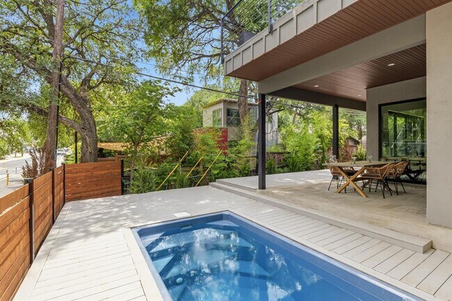 Building Photo - 2300 Bluebonnet Ln