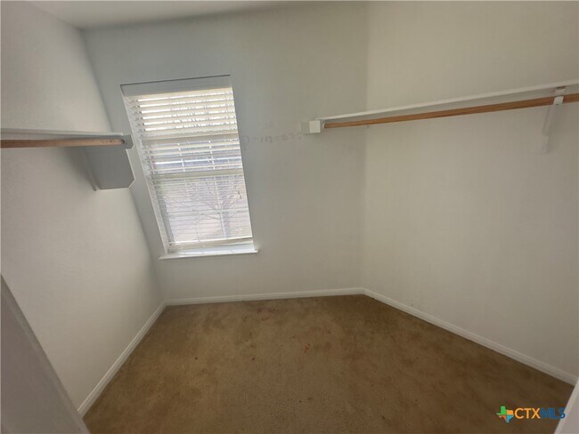 Building Photo - 2617 White Moon Dr