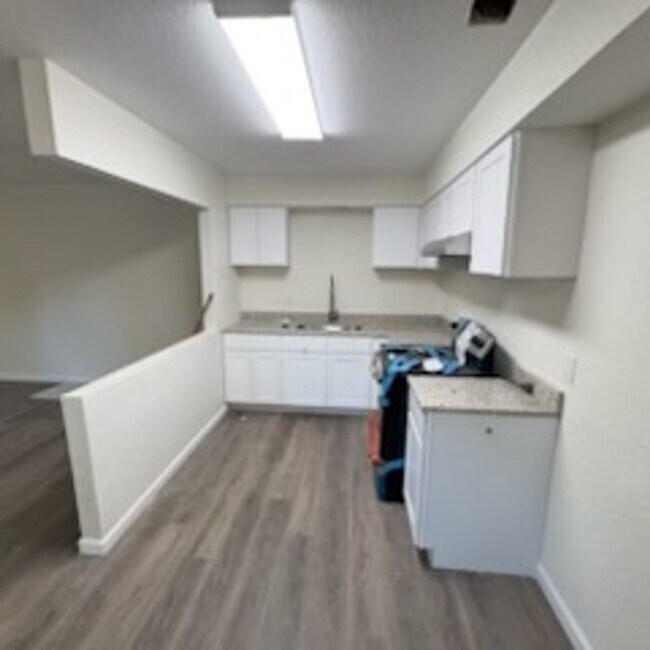 Building Photo - Beautiful newly remodeled 2/1 apartment!
