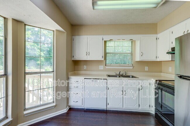 Building Photo - 1111 Cedarhill Ct