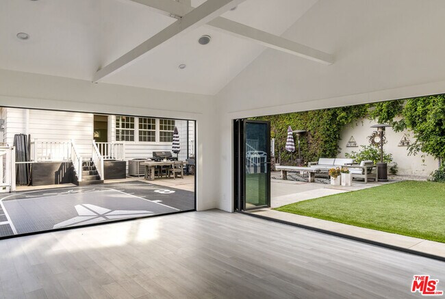 Building Photo - 4051 Beverly Glen Blvd