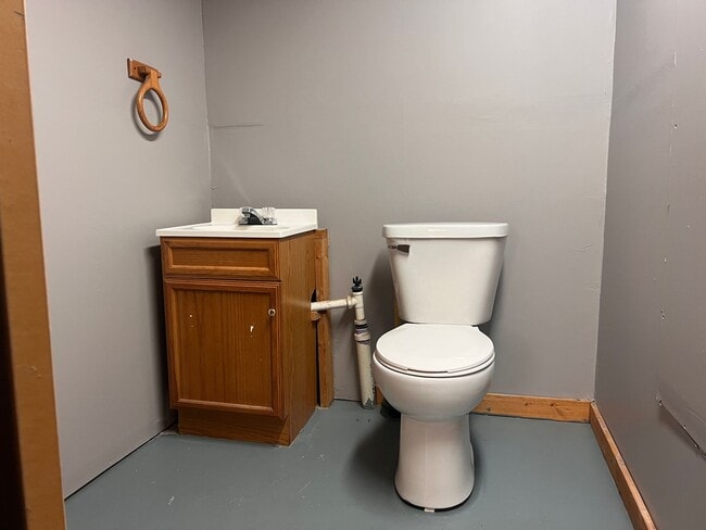 Building Photo - 3 bedroom 1.5 bath home located in the heart of Davenport! FOR RENT!