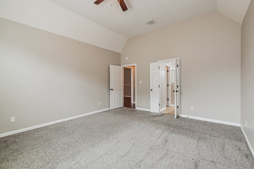 Building Photo - 5774 Bedford Loop E