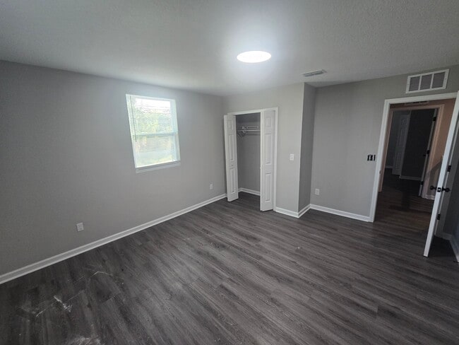 Building Photo - 9762 Bayview Ave