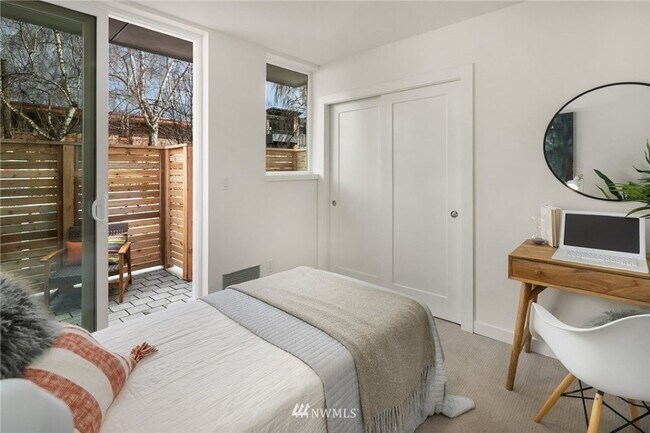 Building Photo - 2Bd/1.75Ba Seattle Townhouse