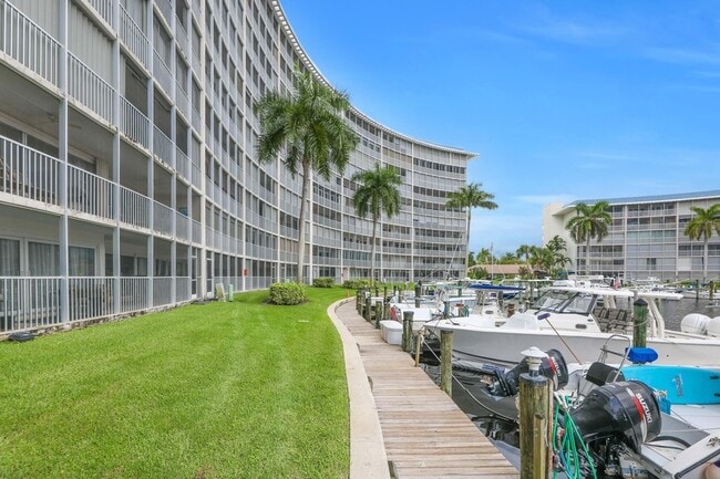 Building Photo - 1537 E Hillsboro Blvd