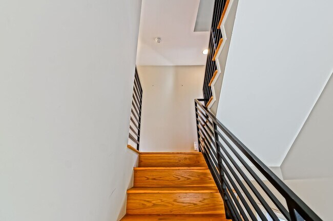 Building Photo - 4021 Crest Dr