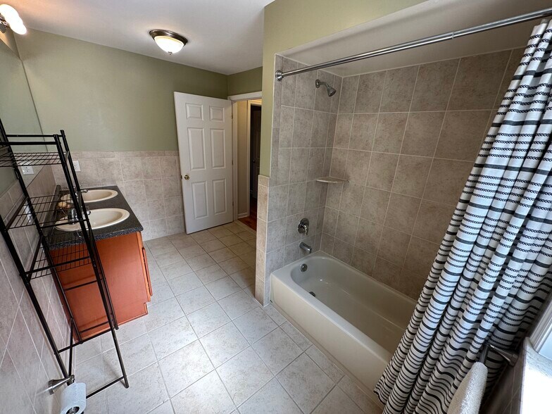 Building Photo - 46 Wedgewood Dr