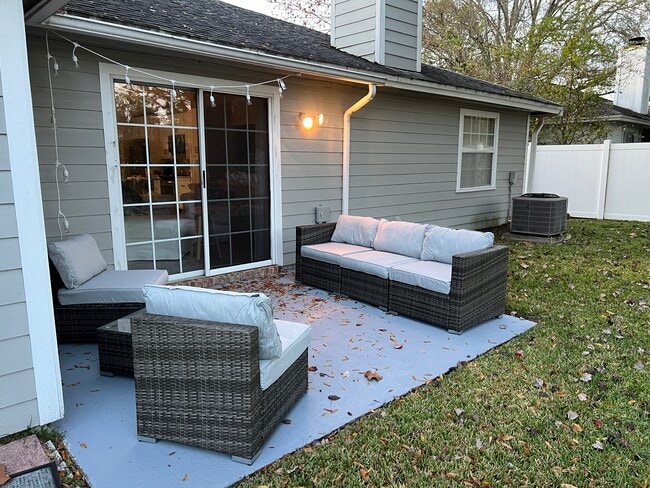 Building Photo - 11097 Barbizon Cir E