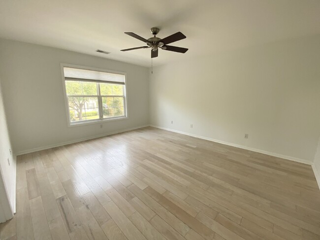 Building Photo - Charming, Spacious, Single Family Home in ...