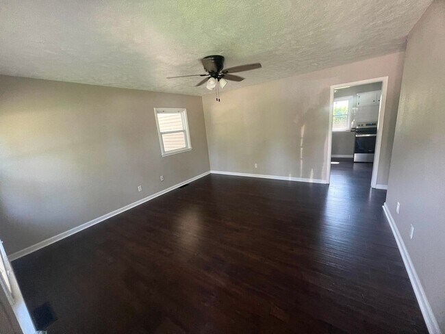 Building Photo - 3 Bedroom Home on Lewis Lane
