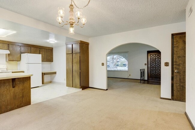 Building Photo - Charming Residence in a Prime Location 3bed/2bath