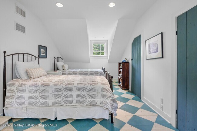 Building Photo - 176 Schoolhouse Rd