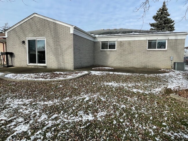 Building Photo - Sterling Heights - 3-Bedroom Ranch with Fa...