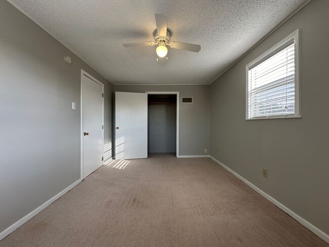 Building Photo - Beautiful 3 Bed / 2 Bath Two-Story Home