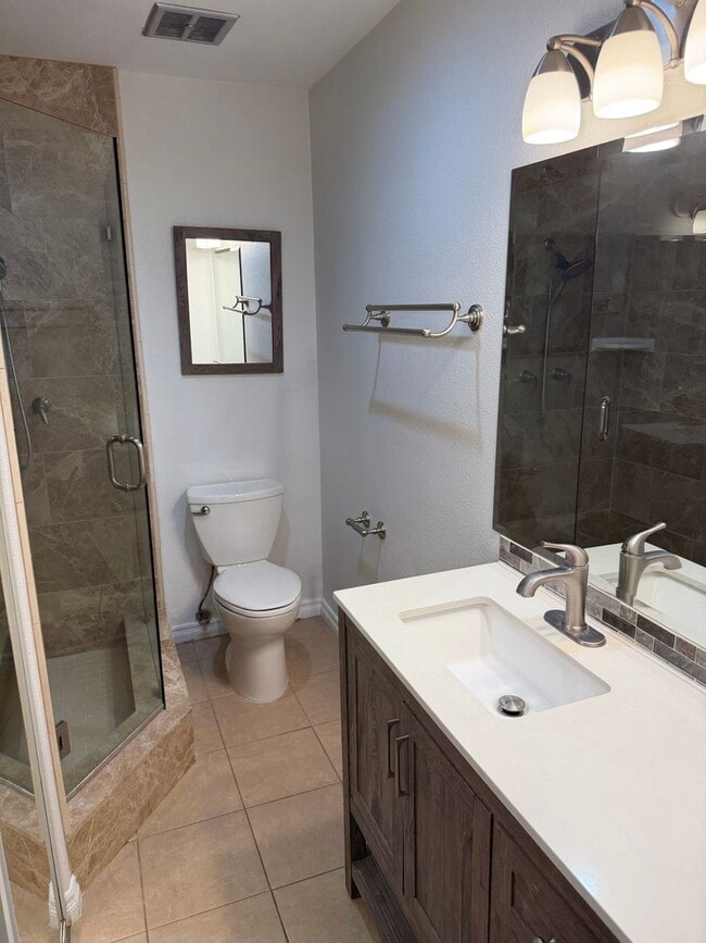 Building Photo - 1021 Scott St