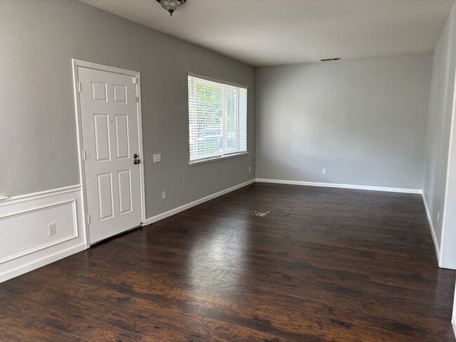 Building Photo - Terrific Brentwood Neighborhood steps from...