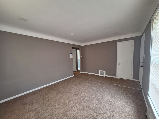 Building Photo - Come see your new home!