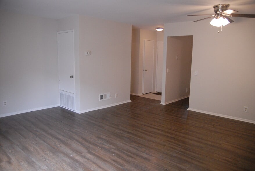 Building Photo - 2438 Glengyle Dr
