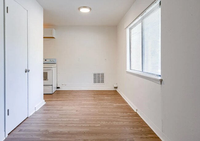 Building Photo - 15216 Bellaire Ave