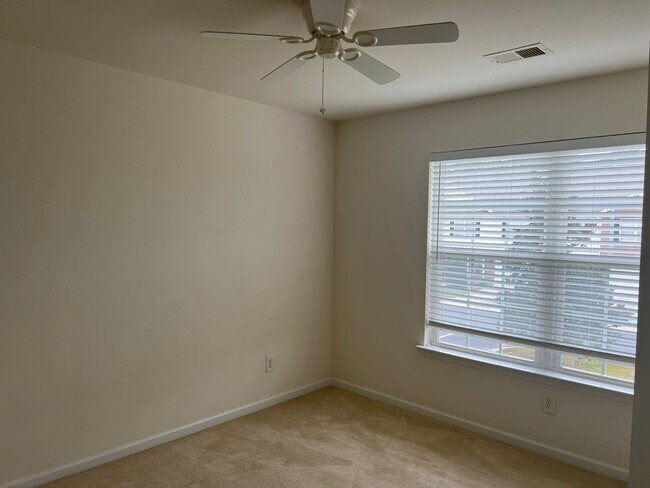 Building Photo - Gorgeous 3 Bedroom townhome in Carolina Fo...
