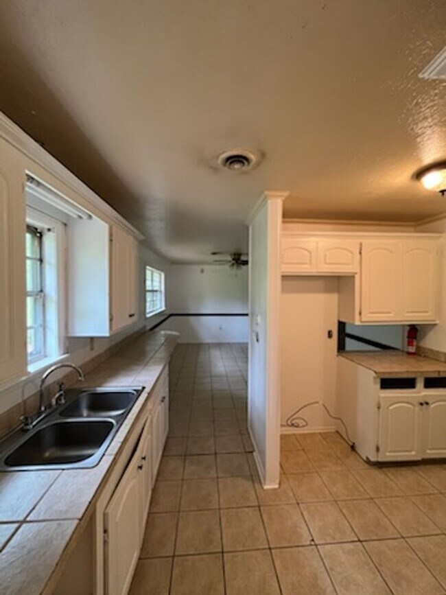 Building Photo - 3219 Lakewood Dr