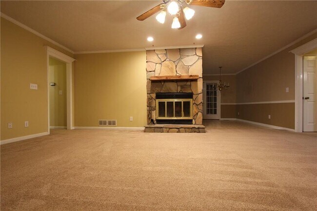 Building Photo - 818 Springlake Rd