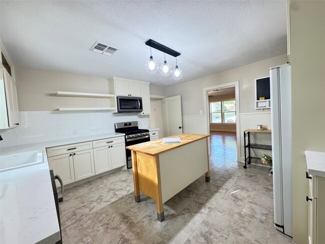 Building Photo - 1901 Marjorie St