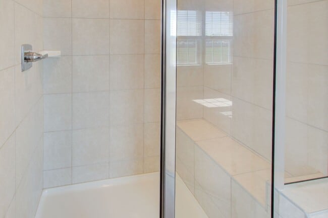 Building Photo - Like New End Unit Townhome, 3 Bed 2.5 Bath