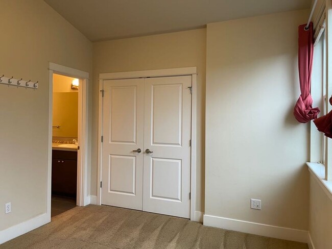 Building Photo - Light and Bright Greenwood Townhouse