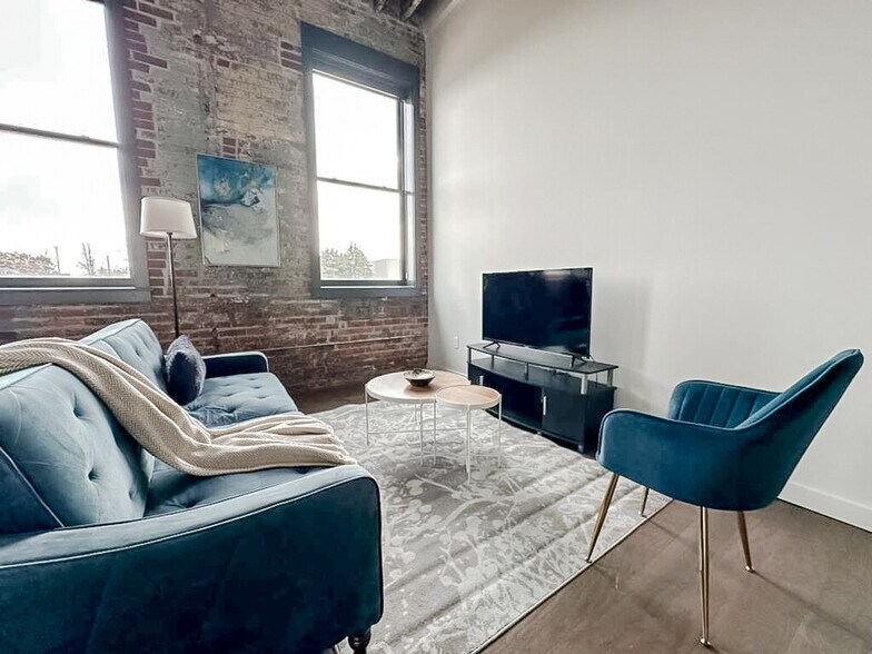 Building Photo - 605 W 4th St N