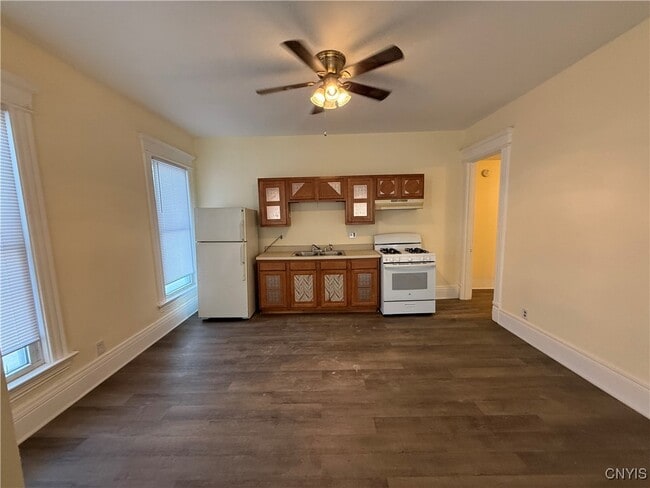 Building Photo - 416 Danforth St