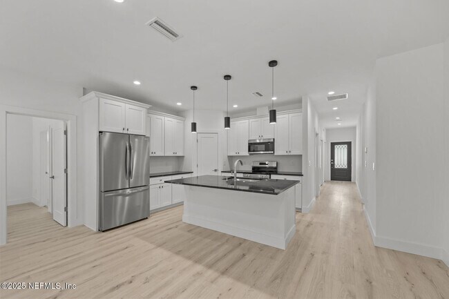 Building Photo - 213 Deportivo Dr