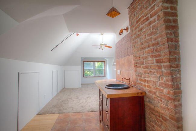 Building Photo - 82 Elm St